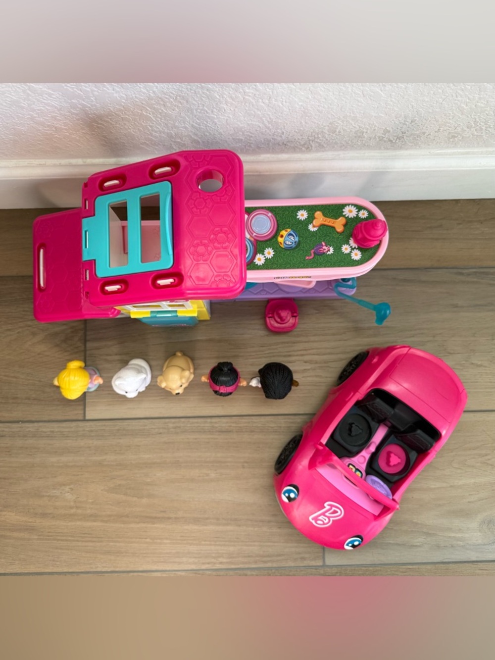 Fisher-Price Little People Barbie Pet Spa & Car w/Sounds, 3 Girls & 2 Pets WORKS - Picture 2 of 14